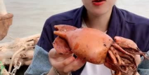 农村小姐姐吃大海鲜照片,感受大海的馈赠