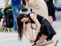 牵手走路扭腰小姐姐图片,共赏牵手漫步之美