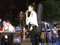 网红街边唱歌,网红街头献艺引围观